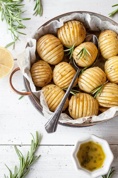 Délicieuses Pommes Terre Romarin Citronné Cuites Four Sur Table Blanche — Photo