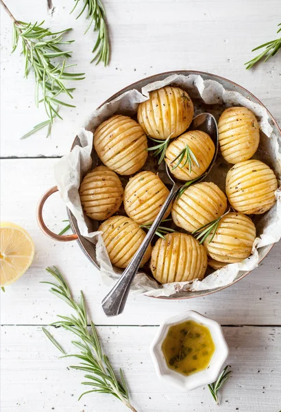 Heerlijk Gebakken Lemony Rozemarijn Aardappelen Witte Tafel — Stockfoto