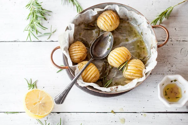 Fırından Yeni Çıkmış Limoni Biberiye Patates Kase Beyaz Masada — Stok fotoğraf