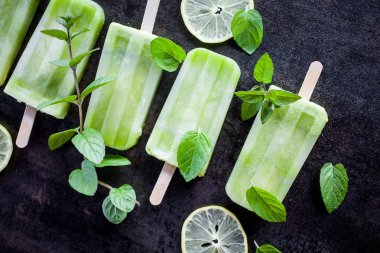 Karanlık masada sağlıklı malzemelerle yapılmış yeşil popsicles