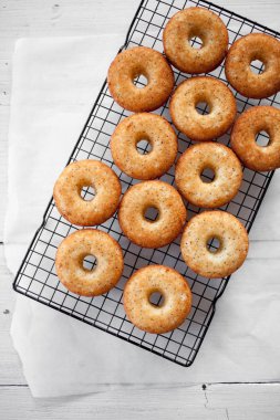 Beyaz çikolata ve haşhaş tohumları üzerinde kafes ile lezzetli limon çörek