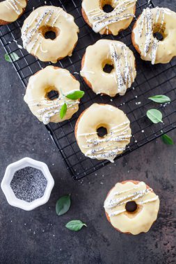 Kafes üzerinde limon Donuts beyaz çikolata ve haşhaş tohumu ile üstten görünüm