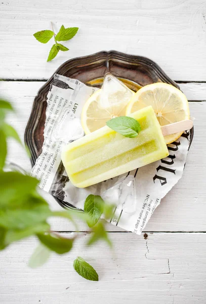 Popsicle Gjord Hälsosamma Ingredienser Serveras Tallrik Med Citronskivor — Stockfoto