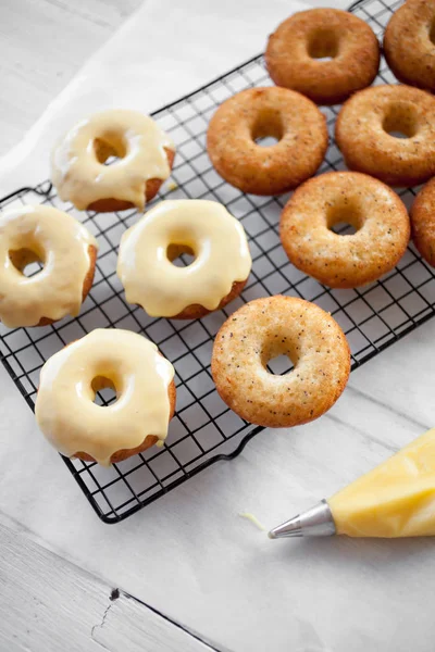 Deliciosas Rosquillas Limón Con Chocolate Blanco Semillas Amapola Celosía —  Fotos de Stock