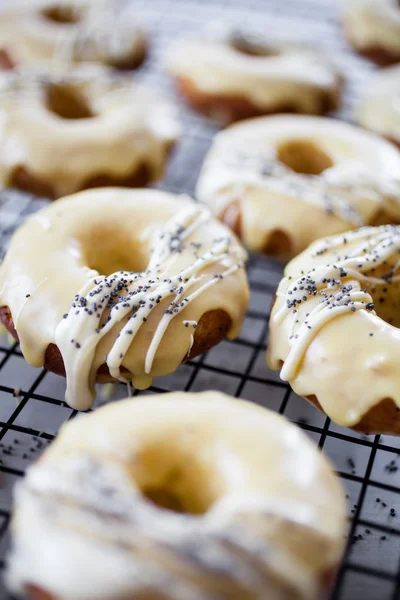 Donuts Limão Decorados Com Chocolate Branco Sementes Papoula Treliça — Fotografia de Stock