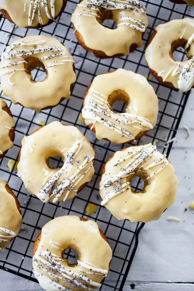 Vista Superior Rosquinhas Limão Com Chocolate Branco Sementes Papoula Treliça — Fotografia de Stock