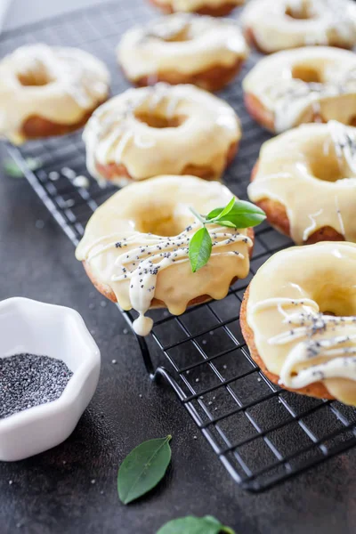 Zitronenkrapfen Mit Weißer Schokolade Und Mohn Auf Gitter — Stockfoto