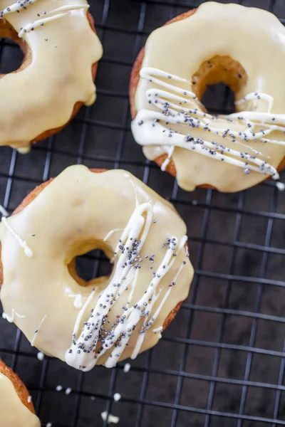 Donuts Limão Com Chocolate Branco Sementes Papoula Treliça — Fotografia de Stock