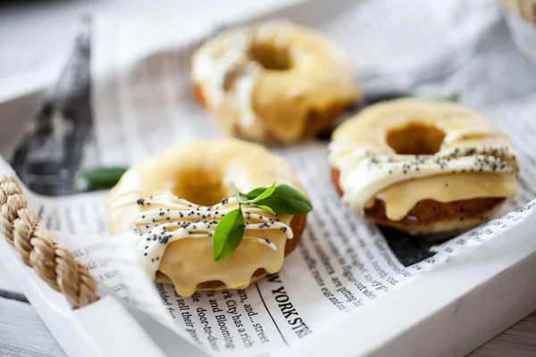 Citroen Donuts Met Witte Chocolade Klaproos Zaadjes Geserveerd Krant — Stockfoto