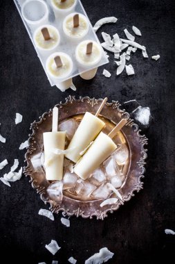 Ananas ve hindistancevizi plaka üzerinde yapılan dondurmayı üstten görünüm 