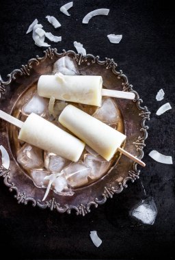 Ananas ve hindistancevizi yapılmış Popsicles.