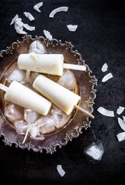 Ananas ve hindistancevizi yapılmış Popsicles.