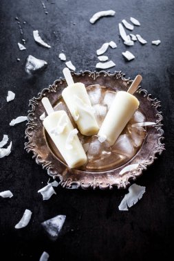 Ananas ve hindistancevizi yapılmış çubuklu dondurmayı görünümü Kapat