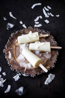 Ananas ve hindistancevizi yapılmış çubuklu dondurmayı görünümü Kapat