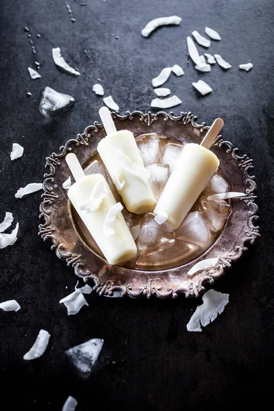 Ananas ve hindistancevizi yapılmış çubuklu dondurmayı görünümü Kapat