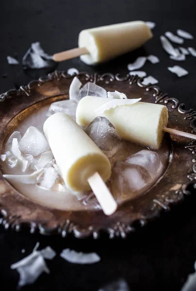 Vedere Atentă Popsicles Din Ananas Nucă Cocos — Fotografie, imagine de stoc