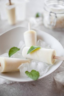 Ananas ve hindistancevizi yapılmış Popsicles