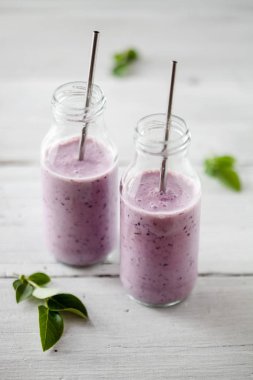 Muz ve yaban mersini ile sağlıklı güler yüzlü