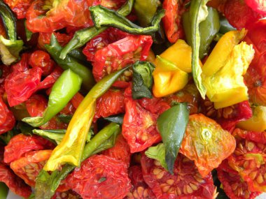 kurutulmuş domates ve biber, baharatlar mutfakta