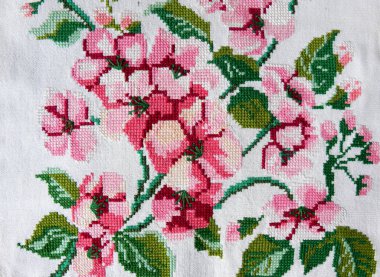 Ukrayna nakış, beyaz bir arka plan üzerinde narin çiçek işlemeli                               