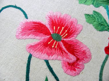 beyaz zemin üzerine işlemeli haşhaş çiçek                               
