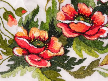 beyaz zemin üzerine işlemeli haşhaş çiçekleri                               