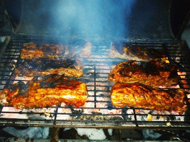 açık bir yangın, et ızgara et parçaları yanmış