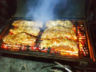 açık bir yangın, et ızgara et parçaları yanmış