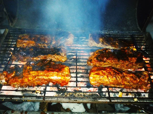 açık bir yangın, et ızgara et parçaları yanmış