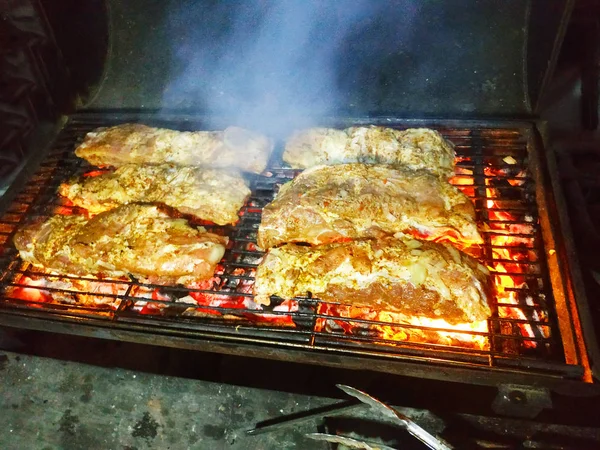 Pedaços Carne São Fritos Uma Fogueira Aberta Carne Grelha — Fotografia de Stock