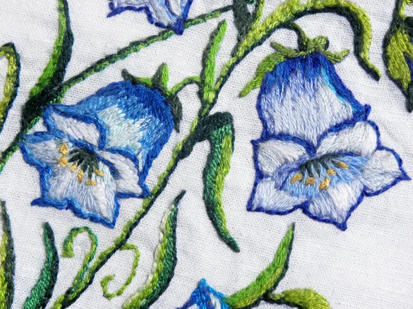 Flores Bordadas Sinos Azuis Fundo Branco Elemento Decoração Roupa Bordado — Fotografia de Stock