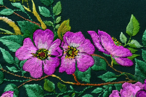 Belas Flores Cor Rosa São Bordadas Tecido Escuro Decoração Tecidos — Fotografia de Stock