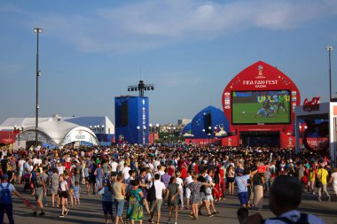 Kazan, Rusya - Haziran, 30, 2018: Futbol taraftarları arena FIFA fan fest oyun Fransa vs Arjantin Dünya Kupası sırasında izle. 