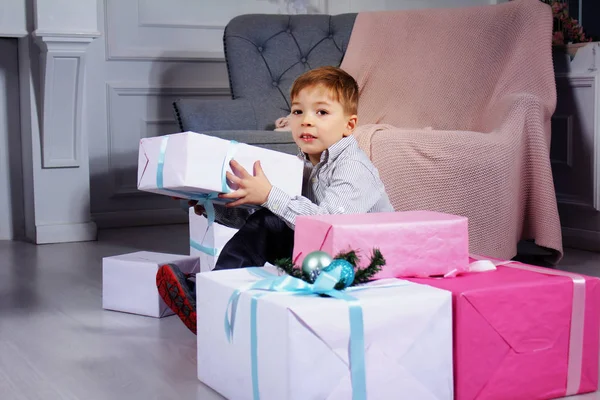 Niedlichen Jungen Mit Weihnachtsgeschenkschachtel Feiertag Morgen Wohnzimmer Interieur Winterferienkonzept — Stockfoto