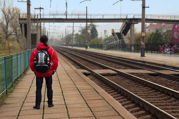 Hipster Man Con Zaino Attesa Treno Sulla Piattaforma Ferroviaria — Foto Stock