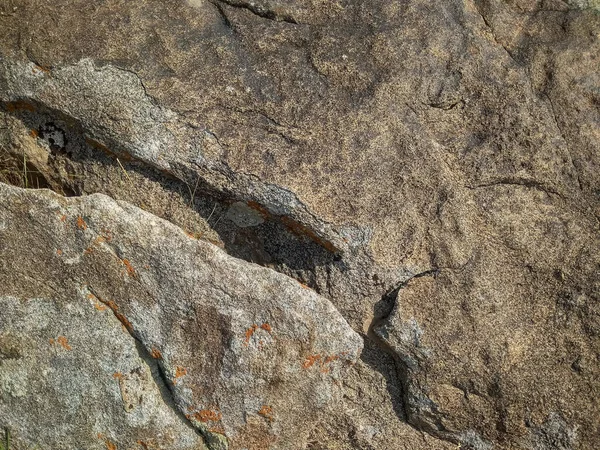 大石子的表面质感 有不规则的地方 有裂缝和草梗 — 图库照片#