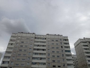 İnşaat alanı görüntüsü. Gökyüzüne karşı çok katlı monoton evler, modern mimari. 