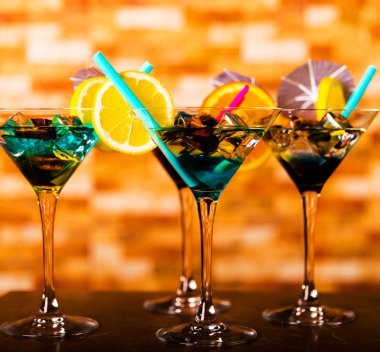 Lezzetli ve renkli içecekler dayalı çeşitli alkoller, şuruplar ve Likörler, benzersiz bir etki barmenin iş, gece parti