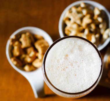 bardak bira lager bira bir cam, çeşitli atıştırmalıklar kümesi, bir bar, bira ve abur cubur yeme ve içme standart bir grup