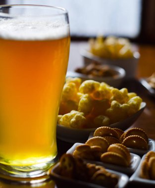 bardak bira lager bira bir cam, çeşitli atıştırmalıklar kümesi, bir bar, bira ve abur cubur yeme ve içme standart bir grup