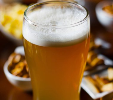 bardak bira lager bira bir cam, çeşitli atıştırmalıklar kümesi, bir bar, bira ve abur cubur yeme ve içme standart bir grup