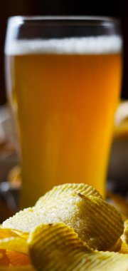 bardak bira lager bira bir cam, çeşitli atıştırmalıklar kümesi, bir bar, bira ve abur cubur yeme ve içme standart bir grup