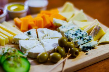 Tahtadaki farklı peynirler, peynir tahtası, lezzetli atıştırmalıklar, sağlıklı ve özel yemekler, peynir takımı.