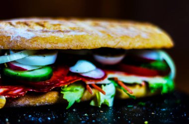 çeşitli soğuk etler, peynir, mantar, domates ve yumurta, lezzetli ve sağlıklı snack, sıcak yemek ızgara sandviç