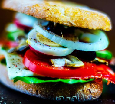 çeşitli soğuk etler, peynir, mantar, domates ve yumurta, lezzetli ve sağlıklı snack, sıcak yemek ızgara sandviç