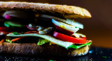 çeşitli soğuk etler, peynir, mantar, domates ve yumurta, lezzetli ve sağlıklı snack, sıcak yemek ızgara sandviç