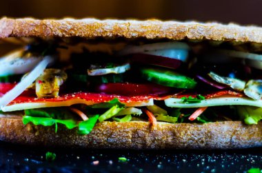 çeşitli soğuk etler, peynir, mantar, domates ve yumurta, lezzetli ve sağlıklı snack, sıcak yemek ızgara sandviç