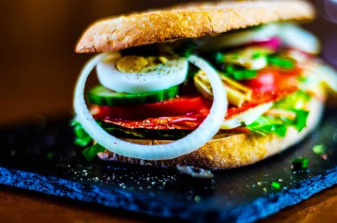 çeşitli soğuk etler, peynir, mantar, domates ve yumurta, lezzetli ve sağlıklı snack, sıcak yemek ızgara sandviç