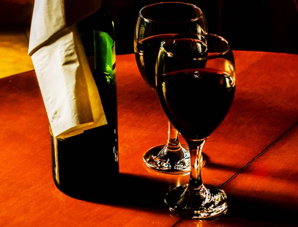 Czerwone Wino Szklance Obchody Chwilę Przy Lampce Wina Wykwintne Alkohol — Zdjęcie stockowe