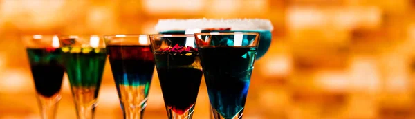 Smakelijke Kleurrijke Dranken Basis Van Diverse Alcoholen Siropen Likeuren Unieke — Stockfoto